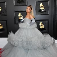 ariana grande graues kleid