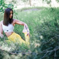 Mädchen auf einer Wiese macht Yoga