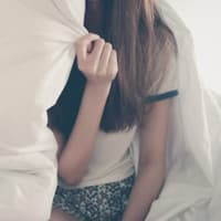 sex das erste mal angst nicht bereit mädchen im bett mit bettdecke