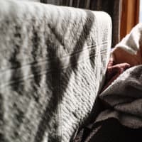 Mädchen auf Sofa mit Handy