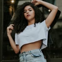 Frau mit einem Crop Top