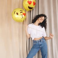 Frau mit Luftballons