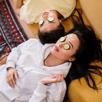 Zwei Frauen mit Gurken auf den Augen