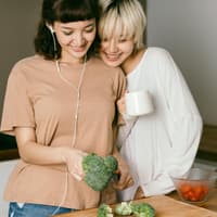 Zwei Mädchen in der Küche