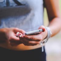 TikTok Lernplattform Frau am Handy