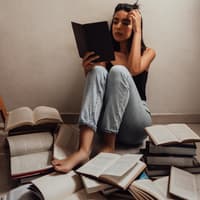 Bücher vor dem 18. Lebensjahr Mädchen sitzt auf dem Boden mit Büchern