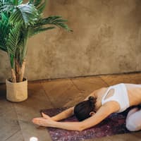 Frau auf der Yoga Matte