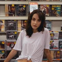 Knoten im T-Shirt Frau mit Knoten im T-Shirt