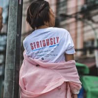 Mädchen mit weißem Tshirt von Hinten