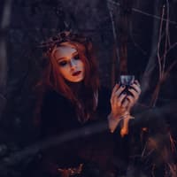 Halloween Kostüm Frau in Hexen Halloween Kostüm im Wald