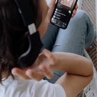 Mädchen hört Spotify Musik
