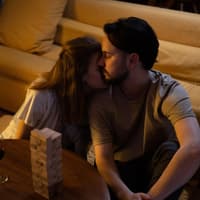 Mann und Frau küssen sich