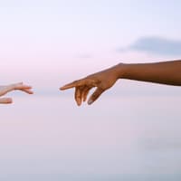 Vertrauen lernen Vertrauen lernen: Zwei Hände, die zueinander greifen