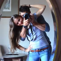 Junge und Mädchen machen Spiegelselfie