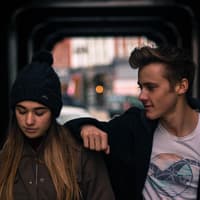 Platonische Liebe: Junge und Mädchen, Junge legt seinen Arm auf ihre Schulter