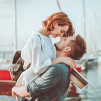 Was ist Liebe?: Ein Mann hebt eine Frau auf den Arm 