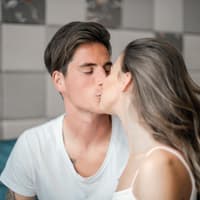 Was ist Petting? Verliebtes Paar küsst sich auf den Mund