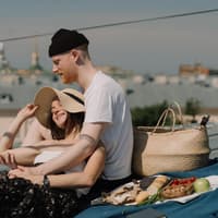Liebespaar beim Picknick auf einem Dach