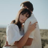 Horoskop: Frau umarmt Mann