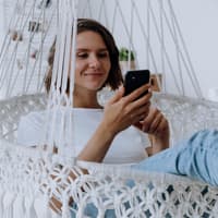 Worüber kann ich mit einem Jungen schreiben? Mädchen schreibt auf ihrem Handy