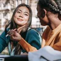 Zwei junge Frauen schauen sich an
