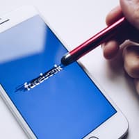 Facebook-Account löschen: Display mit durchgestrichenem Facebook Schriftzug