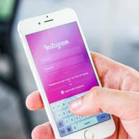 Instagram löschen: Handy mit Instagram App Ansicht