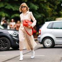 Xenia Adonts trägt Hemdblusenkleid