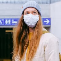 Frau mit Mund- und Nasenschutz