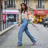 Frau mit Jeans geht über die Straße