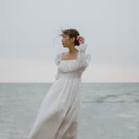 Frau im weißen Kleid