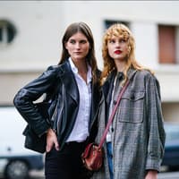 Zwei Frauen tragen Herbstjacken