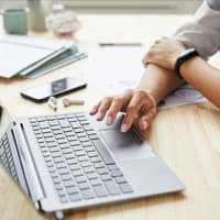 Bewerbung schreiben am Laptop