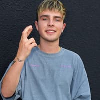 Mike Singer Finger über Kreuz