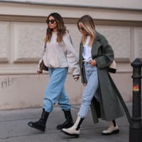 Zwei junge Frauen im Herbst Outfit