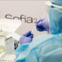 Person haelt Corona-Test-Staebchen