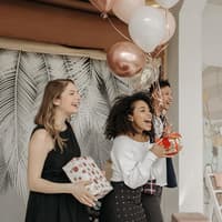 Freunde mit Geschenken in der Hand