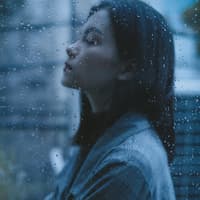 Horoskop Thema: Frau schaut im Regen geradeaus