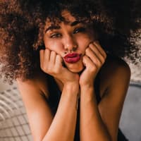 Horoskop Thema: Frau schaut unsicher in Kamera