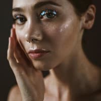 Horoskop Thema: Frau schaut in die Kamera Glitzer Lidschatten Horoskop Thema: Frau schaut in die Kamera Glitzer Lidschatten