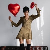 Horoskop: Frau tanzt auf Sofa