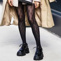 Frau trägt Strumpfhose mit Muster