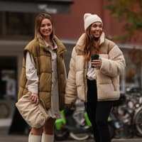 Freundinnen in Winterjacken Modetrend