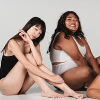 Gesundheit: Body Positivity Drei glückliche Models mit unterschiedlichen Körpern