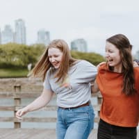 Glückliche Schul-Freundinnen