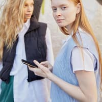 Zwei junge Frauen mit einem Handy
