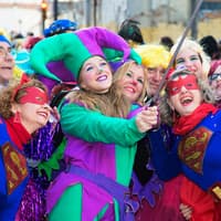 Was genau ist Karneval? Alles, was du wissen musst! Junge Frauen feiern Karneval
