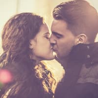 Umfrage: Küssen vor den Eltern? Quer