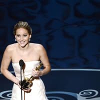 Jennifer Lawrence fällt hin quer 