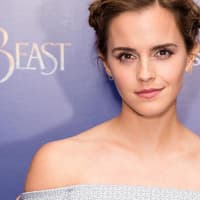 Emma Watson zeigt Brüste quer